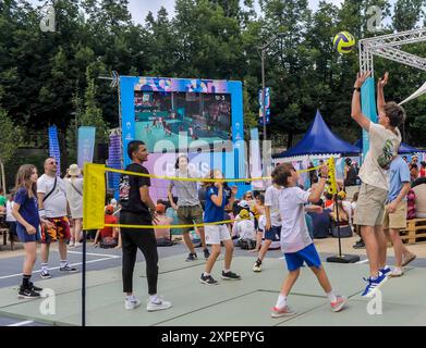 FRANKREICH. PARIS (75) 18. ARRONDISSEMENT. PLACE STALINGRAD. BASKETBALLSPIELE IN DER FANZONE WÄHREND DER OLYMPISCHEN SPIELE 2024 IN PARIS Stockfoto