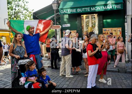 FRANKREICH. PARIS (75) 18. BEZIRK. BUTTE MONTMARTRE HILL. ITALIENISCHE ZUSCHAUER AUF DER STRECKE DES OLYMPISCHEN FRAUENRADRENNENS 2024 IN PARIS Stockfoto