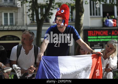 FRANKREICH. PARIS (75) 18. BEZIRK. ZUSCHAUER ENTLANG DER STRECKE DES RADRENNENS BEIM OLYMPISCHEN WINTERRADRENNEN 2024 IN PARIS Stockfoto