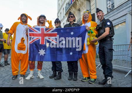 FRANKREICH. PARIS (75) 18. BEZIRK. BUTTE MONTMARTRE HILL. FRANZÖSISCHE POLIZEIBEAMTE UND AUSTRALISCHE ZUSCHAUER TREFFEN SICH FÜR EIN FOTO NACH DER PARIS 2024 OL Stockfoto