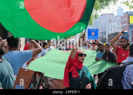 London, UK, 5. August 2024. Die britisch-bangladeschische Gemeinde feierte die Nachricht vom Rücktritt von Premierminister Sheikh Hasina im Altab Ali Park im Osten Londons. Studentenproteste im südasiatischen Land wegen der Beschäftigungsquoten für die am Befreiungskrieg von 1971 teilnehmenden Beamten führten zu einer zunehmenden Desatisierung der Führung von Frau Hasina. Quelle: Eleventh Photography/Alamy Live News Stockfoto