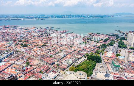 Blick von „The Top“ auf dem Komtar Tower in George Town, Penang, Malaysia mit Blick auf Penang. Stockfoto