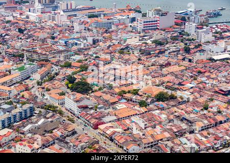 Blick von „The Top“ auf dem Komtar Tower in George Town, Penang, Malaysia mit Blick auf Penang. Stockfoto