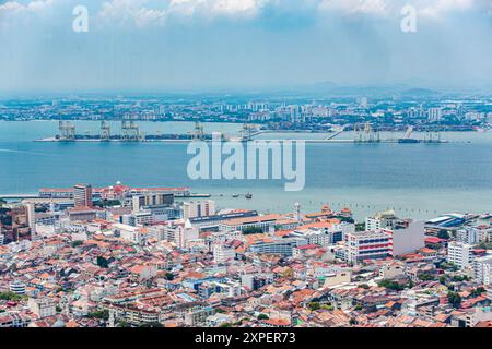 Blick von „The Top“ auf dem Komtar Tower in George Town, Penang, Malaysia mit Blick auf Penang. Stockfoto