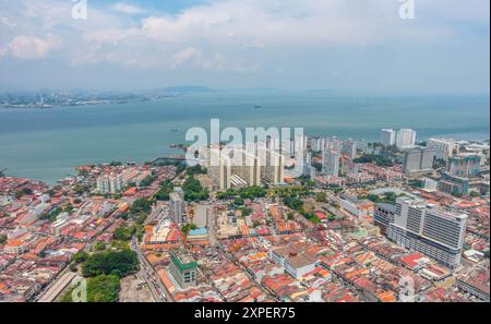 Blick von „The Top“ auf dem Komtar Tower in George Town, Penang, Malaysia mit Blick auf Penang. Stockfoto