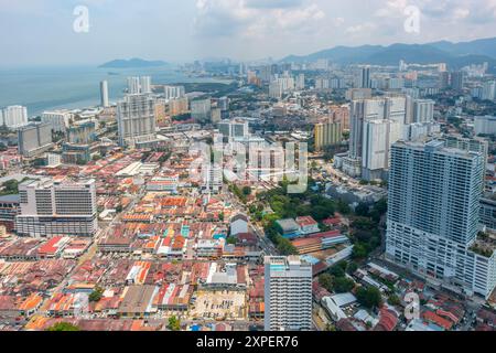 Blick von „The Top“ auf dem Komtar Tower in George Town, Penang, Malaysia mit Blick auf Penang. Stockfoto