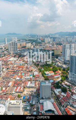 Blick von „The Top“ auf dem Komtar Tower in George Town, Penang, Malaysia mit Blick auf Penang. Stockfoto