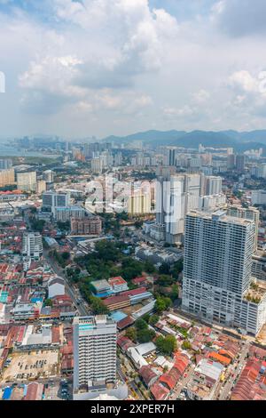 Blick von „The Top“ auf dem Komtar Tower in George Town, Penang, Malaysia mit Blick auf Penang. Stockfoto