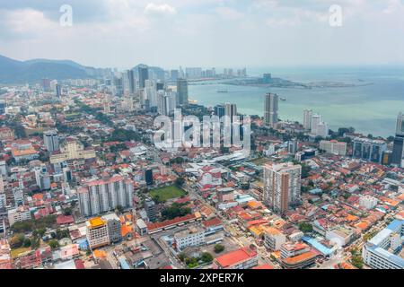 Blick von „The Top“ auf dem Komtar Tower in George Town, Penang, Malaysia mit Blick auf Penang. Stockfoto