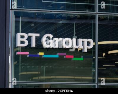 Logo der BT Group vor dem Hauptsitz des Telekommunikationsunternehmens Aldgate in London. Stockfoto