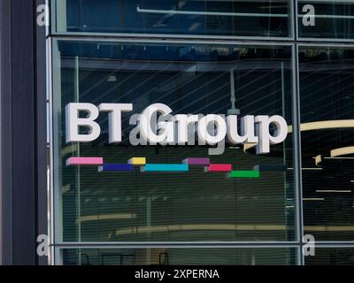 Logo der BT Group vor dem Hauptsitz des Telekommunikationsunternehmens Aldgate in London. Stockfoto