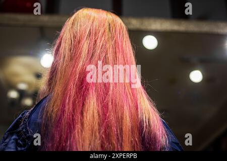 Schöne helle Färbung in hellen rosa lila Farben auf hellem Haar. Modische Frisuren Stockfoto