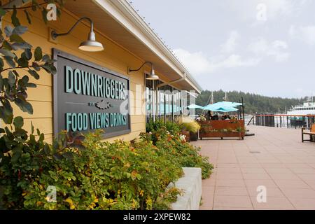 Friday Harbor, Washington, USA - 11.09.2021: Blick auf den Außenbereich des Restaurants, bekannt als Downriggers. Stockfoto