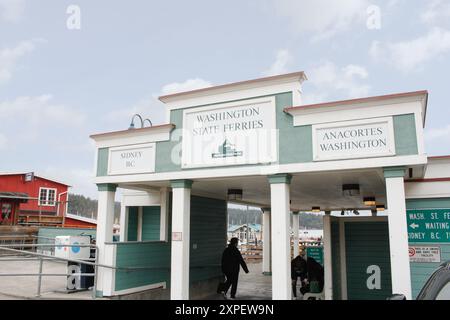 Friday Harbor, Washington, USA - 11.09.2021: Blick auf das Eingangstor für Passagiere, die eine Fähre besteigen. Stockfoto