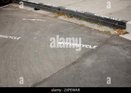 Blick auf einen Parkplatz für Motorradfahrzeuge. Stockfoto