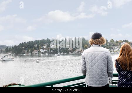 Ein Blick auf die Menschen auf einem Fährdeck, mit Blick auf Friday Harbor, Washington. Stockfoto