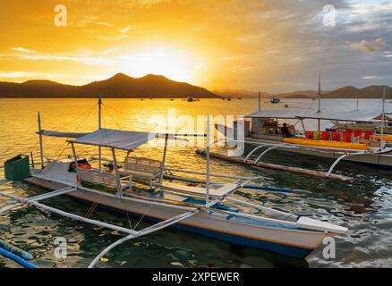 Traditionelle Boote bei Sonnenuntergang. Philippinen Stockfoto