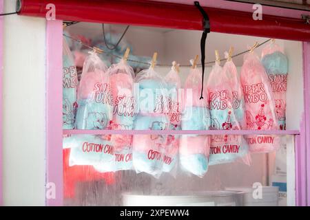 Puyallup, Washington, Vereinigte Staaten - 13. September 2021: Ein Blick auf Tüten mit Zuckerwatte, die in einem Fenster hängen, auf einer lokalen Landesmesse gesehen. Stockfoto