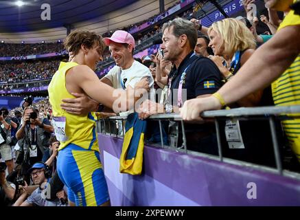 Saint Denis, Frankreich. August 2024. Der Goldmedaillengewinner Armand Duplantis aus Schweden feiert mit seinem Vater und Trainer Greg Duplantis und dem französischen Stabhochspringer Renaud Lavillenie einen neuen Weltrekord beim Pole Vault Finale der Männer am 10. Tag der Olympischen Spiele in Paris 2024 im Stade de France am 5. August 2024 in Paris. Frankreich. Foto: Franck Castel/ABACAPRESS. COM Credit: Abaca Press/Alamy Live News Stockfoto