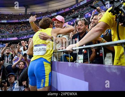 Saint Denis, Frankreich. August 2024. Der Goldmedaillengewinner Armand Duplantis aus Schweden feiert mit seinem Vater und Trainer Greg Duplantis und dem französischen Stabhochspringer Renaud Lavillenie einen neuen Weltrekord beim Pole Vault Finale der Männer am 10. Tag der Olympischen Spiele in Paris 2024 im Stade de France am 5. August 2024 in Paris. Frankreich. Foto: Franck Castel/ABACAPRESS. COM Credit: Abaca Press/Alamy Live News Stockfoto