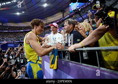Saint Denis, Frankreich. August 2024. Der Goldmedaillengewinner Armand Duplantis aus Schweden feiert mit seinem Vater und Trainer Greg Duplantis und dem französischen Stabhochspringer Renaud Lavillenie einen neuen Weltrekord beim Pole Vault Finale der Männer am 10. Tag der Olympischen Spiele in Paris 2024 im Stade de France am 5. August 2024 in Paris. Frankreich. Foto: Franck Castel/ABACAPRESS. COM Credit: Abaca Press/Alamy Live News Stockfoto