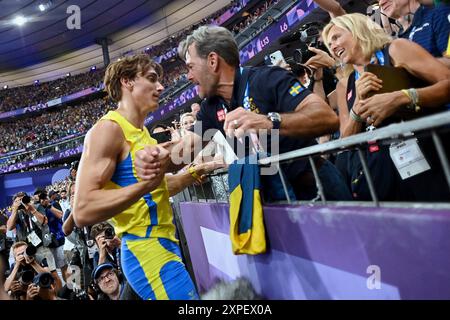 Saint Denis, Frankreich. August 2024. Der Goldmedaillengewinner Armand Duplantis aus Schweden feiert mit seinem Vater und Trainer Greg Duplantis und dem französischen Stabhochspringer Renaud Lavillenie einen neuen Weltrekord beim Pole Vault Finale der Männer am 10. Tag der Olympischen Spiele in Paris 2024 im Stade de France am 5. August 2024 in Paris. Frankreich. Foto: Franck Castel/ABACAPRESS. COM Credit: Abaca Press/Alamy Live News Stockfoto