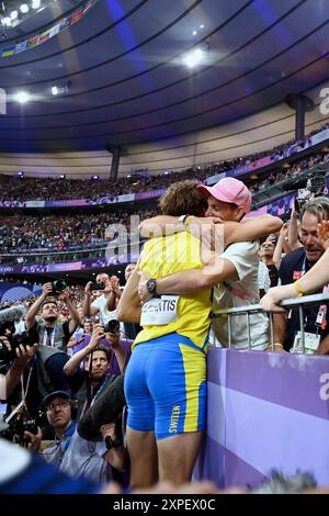 Saint Denis, Frankreich. August 2024. Der Goldmedaillengewinner Armand Duplantis aus Schweden feiert mit seinem Vater und Trainer Greg Duplantis und dem französischen Stabhochspringer Renaud Lavillenie einen neuen Weltrekord beim Pole Vault Finale der Männer am 10. Tag der Olympischen Spiele in Paris 2024 im Stade de France am 5. August 2024 in Paris. Frankreich. Foto: Franck Castel/ABACAPRESS. COM Credit: Abaca Press/Alamy Live News Stockfoto