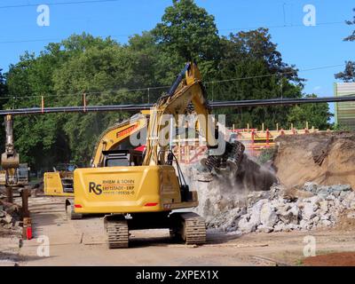 ...Jetzt geht es es den Fundamenten der ehemaligen Bahnbrücke an den Beton... Bahnbrücke Neuss verklagt Abbuch Bagger Duett *** nun werden die Fundamente der ehemaligen Eisenbahnbrücke an der Betonbahnbrücke Neuss verklagt Abbuch Bagger Duett bearbeitet Stockfoto