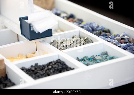 Ein Blick auf eine Ausstellung von verschiedenen Sorten von Edelsteinen und Felsen. Stockfoto