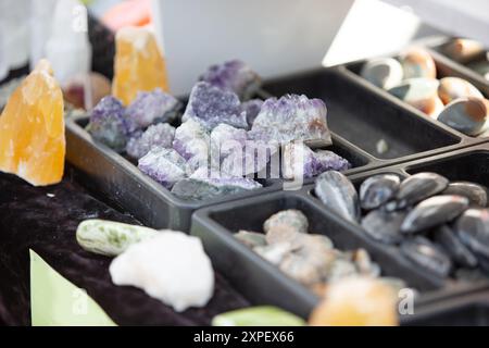 Ein Blick auf einen Felsen und Mineralien in einem lokalen Steinladen. Stockfoto