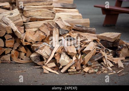 Blick auf einen großen Stapel von vorbereitetem Feuerholz. Stockfoto