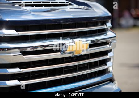 Puyallup, Washington, USA - 13. September 2021: Blick auf das Chevrolet-Emblem auf dem Kühlergrill eines Lkws. Stockfoto