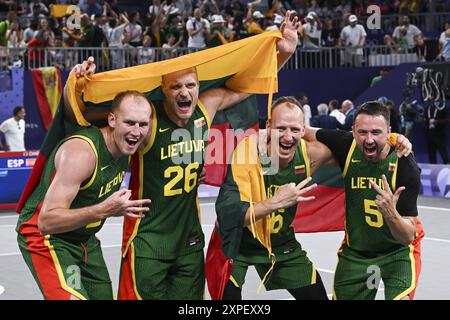 Aurelijus Pukelis, Evaldas Dziaugys, Gintautas Matulis, Sarunas Vingelis aus Litauen feiern das 3x3 Basketball, Men's Bronze-Medaillenspiel zwischen Lettland und Litauen während der Olympischen Spiele Paris 2024 am 5. August 2024 in La Concorde in Paris, Frankreich Stockfoto