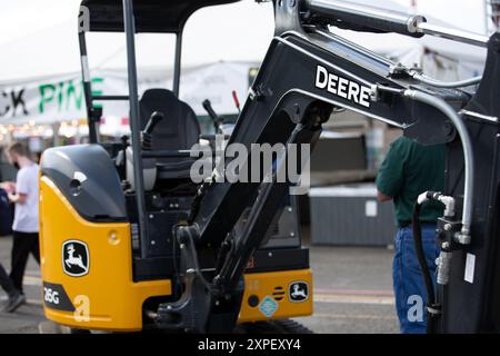 Puyallup, Washington, USA - 13. September 2021: Blick auf einen John Deere 26G Kompaktbagger. Stockfoto