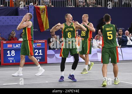 Aurelijus Pukelis, Evaldas Dziaugys, Gintautas Matulis, Sarunas Vingelis aus Litauen feiern das 3x3 Basketball, Men's Bronze-Medaillenspiel zwischen Lettland und Litauen während der Olympischen Spiele Paris 2024 am 5. August 2024 in La Concorde in Paris, Frankreich Stockfoto