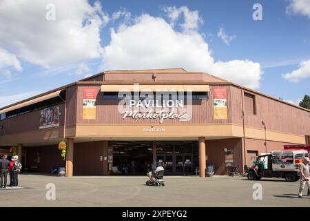 Puyallup, Washington, USA - 13. September 2021: Blick auf den Vordereingang des Pavilion Marketplace Gebäudes. Stockfoto