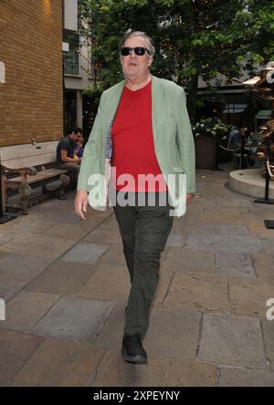 London, Großbritannien. August 2024. Stephen Fry im Jackpot! Sonderfilmvorführung, The Ham Yard Hotel, Denman Street, Soho, am Montag, den 05. August 2024 in London, England, Großbritannien. CAP/CAN © CAN/Capital Pictures Credit: Capital Pictures/Alamy Live News Stockfoto