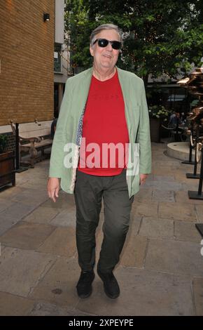 London, Großbritannien. August 2024. Stephen Fry im Jackpot! Sonderfilmvorführung, The Ham Yard Hotel, Denman Street, Soho, am Montag, den 05. August 2024 in London, England, Großbritannien. CAP/CAN © CAN/Capital Pictures Credit: Capital Pictures/Alamy Live News Stockfoto