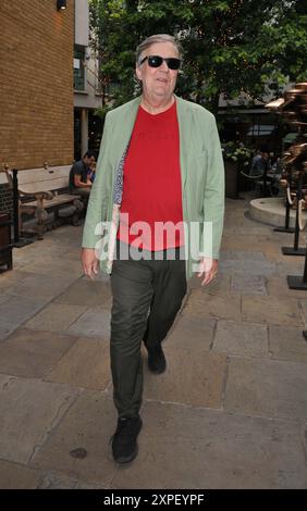 London, Großbritannien. August 2024. Stephen Fry im Jackpot! Sonderfilmvorführung, The Ham Yard Hotel, Denman Street, Soho, am Montag, den 05. August 2024 in London, England, Großbritannien. CAP/CAN © CAN/Capital Pictures Credit: Capital Pictures/Alamy Live News Stockfoto