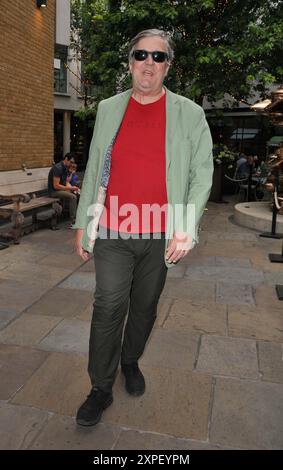 London, Großbritannien. August 2024. Stephen Fry im Jackpot! Sonderfilmvorführung, The Ham Yard Hotel, Denman Street, Soho, am Montag, den 05. August 2024 in London, England, Großbritannien. CAP/CAN © CAN/Capital Pictures Credit: Capital Pictures/Alamy Live News Stockfoto