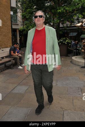 London, Großbritannien. August 2024. Stephen Fry im Jackpot! Sonderfilmvorführung, The Ham Yard Hotel, Denman Street, Soho, am Montag, den 05. August 2024 in London, England, Großbritannien. CAP/CAN © CAN/Capital Pictures Credit: Capital Pictures/Alamy Live News Stockfoto