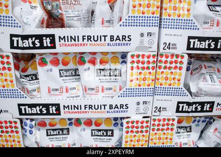 Los Angeles, Kalifornien, USA - 13.09.2021: Ein Blick auf mehrere Taschen von That's IT Mini-Obstbars, ausgestellt in einem örtlichen Großhandelsgeschäft. Stockfoto