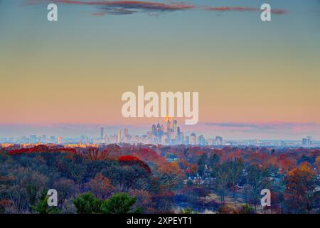 Monduntergang hinter der Stadt Philadelphia am frühen Morgen Stockfoto