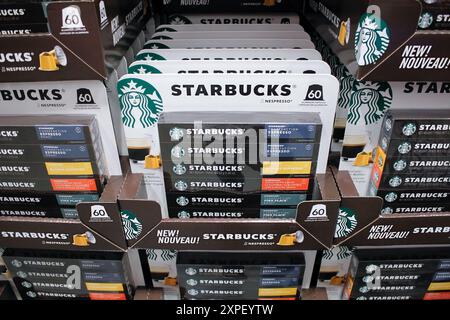 Los Angeles, Kalifornien, USA - 13.09.2021: Eine Ansicht mehrerer Pakete Starbucks Nespresso Kaffeekapseln im Store. Stockfoto