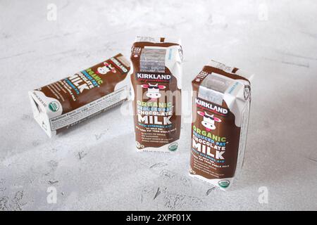 Los Angeles, Kalifornien, USA - 01.03.2022: Eine Ansicht mehrerer Behälter mit Kirkland Signature Bio-Schokoladenmilch mit reduzierter Fettzufuhr. Stockfoto