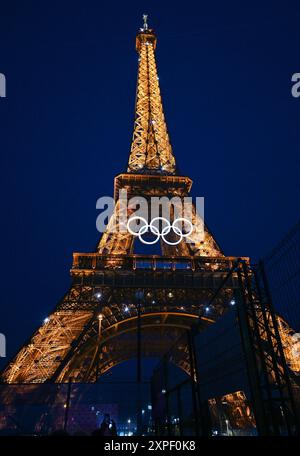 Paris, Frankreich. August 2024. Jeden Abend um 22:00 Uhr werden die Olympischen Ringe weiß und der Eiffelturm glitzert. Quelle: SOPA Images Limited/Alamy Live News Stockfoto