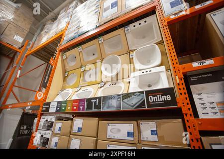 Los Angeles, Kalifornien, USA - 25.10.2021: Eine Ansicht mehrerer Waschbecken, ausgestellt in einem lokalen Baumarkt. Stockfoto