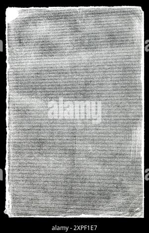 Schwarze leere, veraltete, beschädigte Fotokarte aus Papierkarton isoliert auf Schwarz. Halbtonscan. Gefaltete Kanten. Raue Grunge Schäbig Zerkratzte Zerrissene Textur Stockfoto