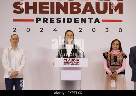 Mexiko-Stadt, Mexiko. August 2024. Claudia Sheinbaum Pardo, gewählte Kandidatin Mexikos, spricht während einer Pressekonferenz, begleitet von L) José Merino und R) Leticia Ramírez Amaya nach einem Treffen mit Gouverneuren der Nordostregion. Quelle: Eyepix Group/Alamy Live News Stockfoto