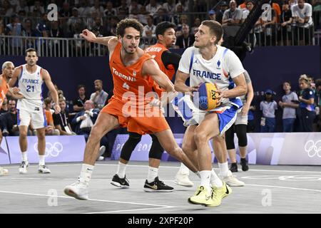 Paris, Frankreich. August 2024. Timothe Vergiat (FRA) gegen Jan Driessen (NED), 3x3 Basketball, Männer Bronze Medaillenspiel zwischen Frankreich und den Niederlanden während der Olympischen Spiele Paris 2024 am 5. August 2024 in La Concorde in Paris, Frankreich - Foto Michael Baucher/Panorama/DPPI Media Credit: DPPI Media/Alamy Live News Stockfoto